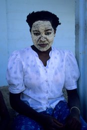 Beauty-mask;-Comoros-Archipelago;-Cosmetics;-France;-Indian-Ocean;-Kaleidos;-Kaleidos-images;-La-parole-à-limage;-Laurent-Abad;-Mayotte;-Msindzano;-Portrait;-Stories-Pictures;-Tradition;-Woman